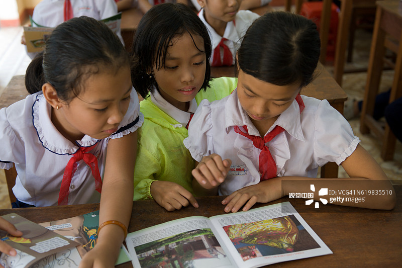 越南学生阅读获捐赠的新书图片素材