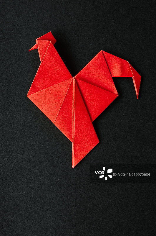 红色纸质折叠公鸡手工折纸图片素材