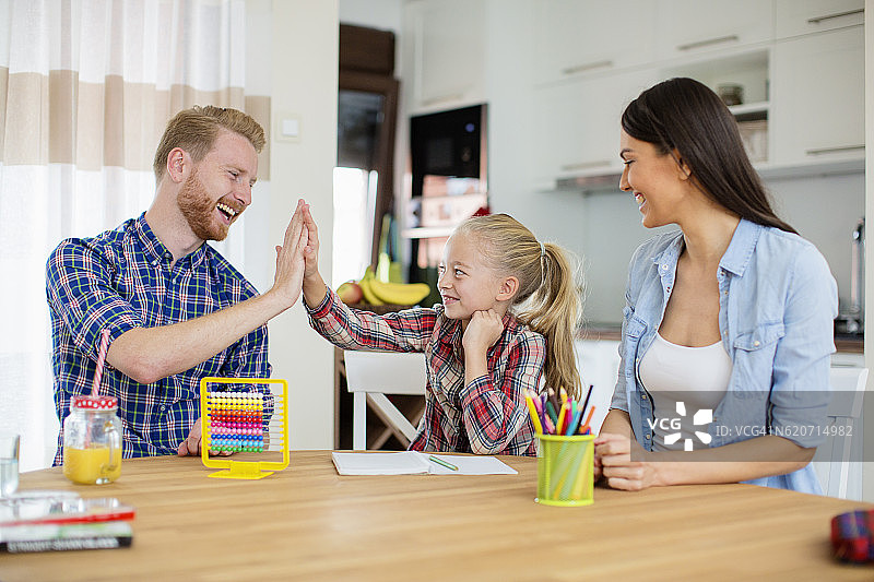 女孩和爸爸击掌图片素材