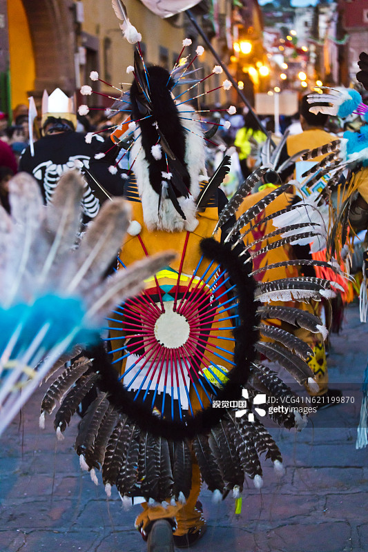 在庆祝城市周年的游行中，身着传统印第安服装的墨西哥人——墨西哥圣米格尔·德阿连德图片素材