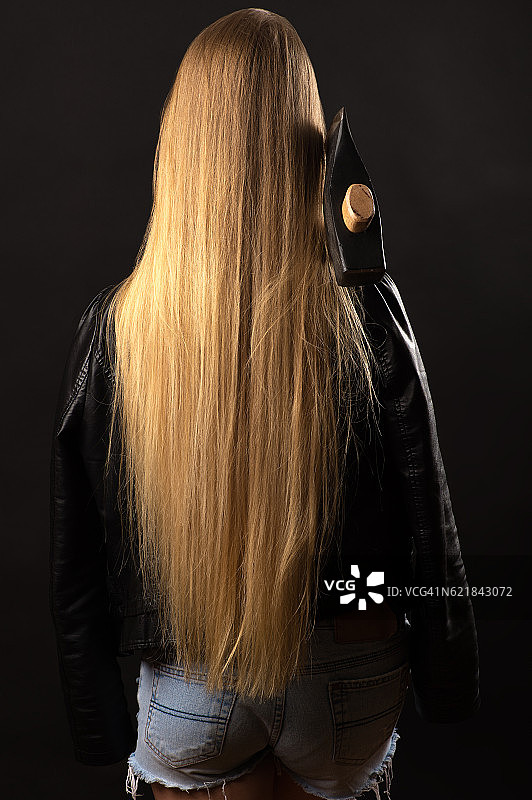 手持斧头的长发金发少女图片素材