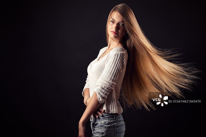 穿着毛衣的飘逸少女图片素材