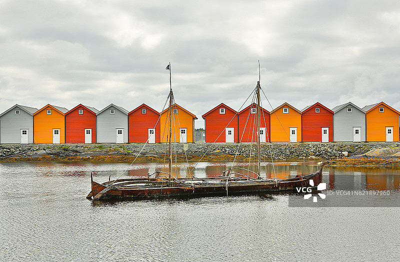 船库前的旧船图片素材