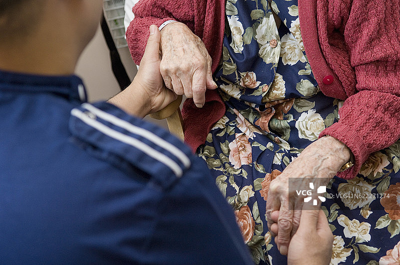 护士与老年患者手牵手图片素材