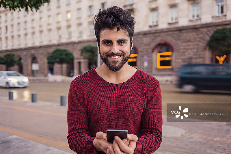 使用智能手机的男子图片素材