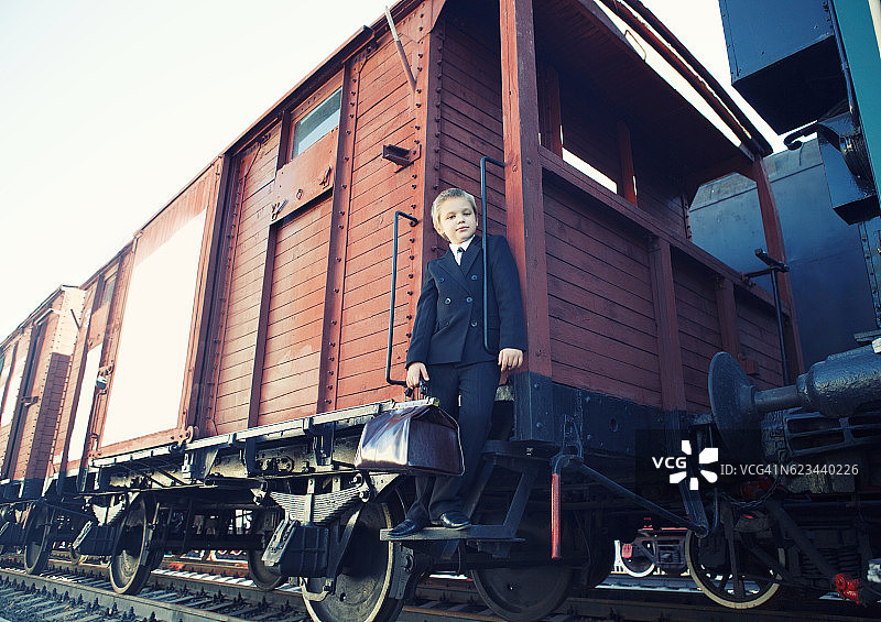 小男孩带着行李箱图片素材