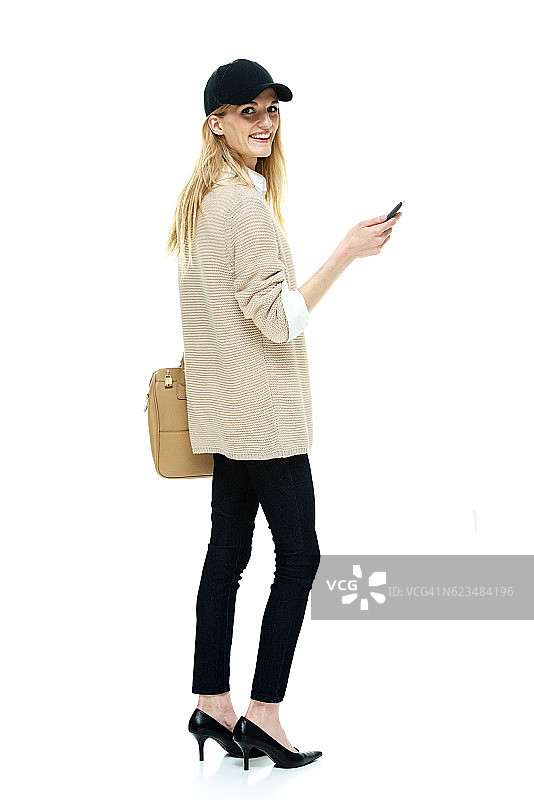 微笑的女人在使用手机图片素材