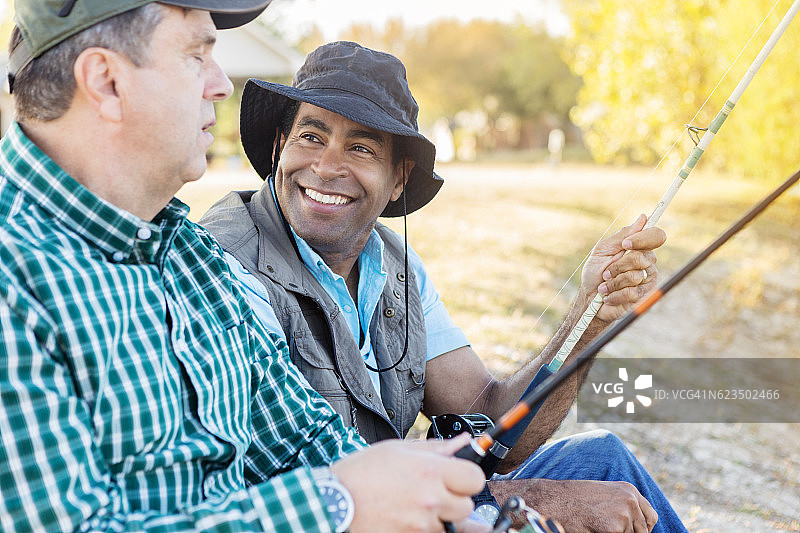 多元化朋友一起钓鱼图片素材
