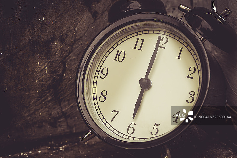 复古棕色调时钟图片素材
