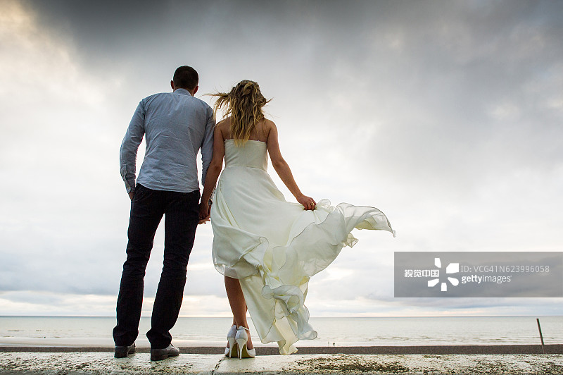 快乐的新婚夫妇图片素材