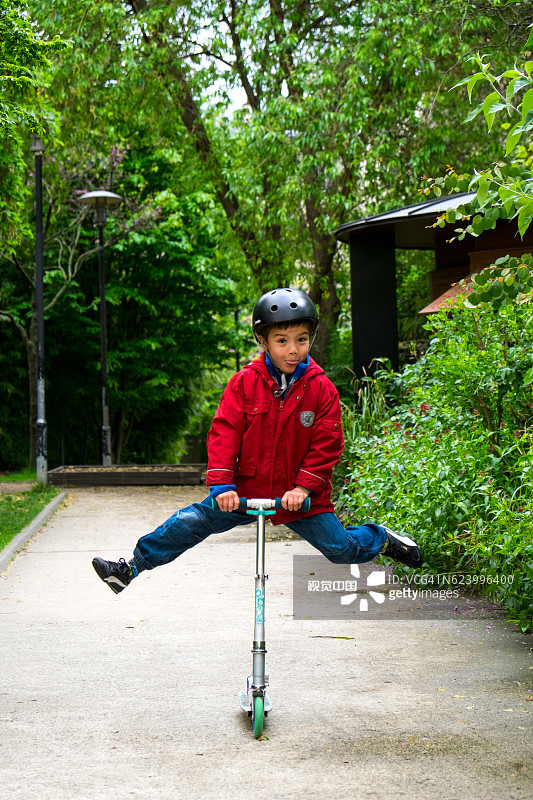 男孩骑滑板车图片素材