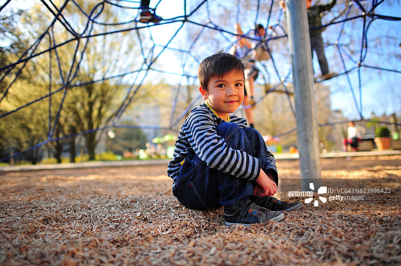 小男孩在公园里图片素材