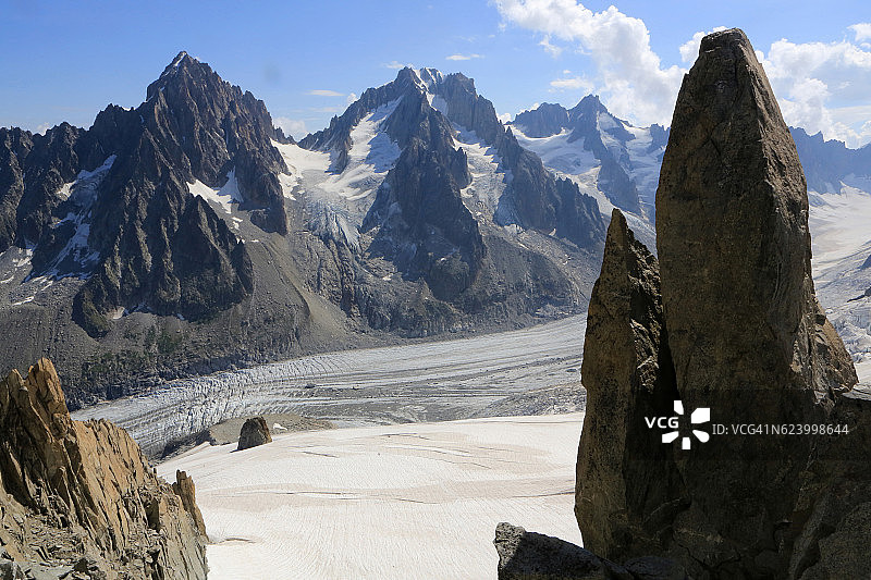 夏多内针峰及其卫星峰图片素材