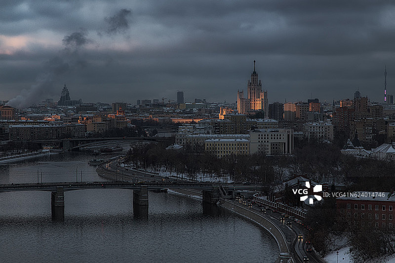 莫斯科历史中心和莫斯科河上的阴沉傍晚图片素材