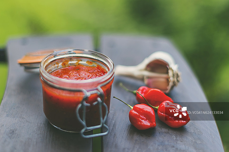 花园桌上的辣椒酱图片素材