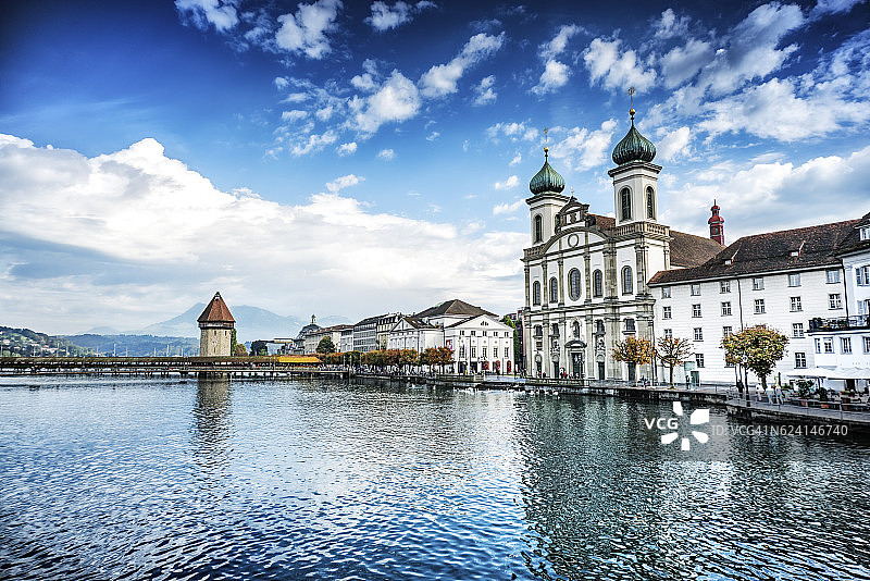 老城卢塞恩和罗伊斯河的奇妙城市景观图片素材