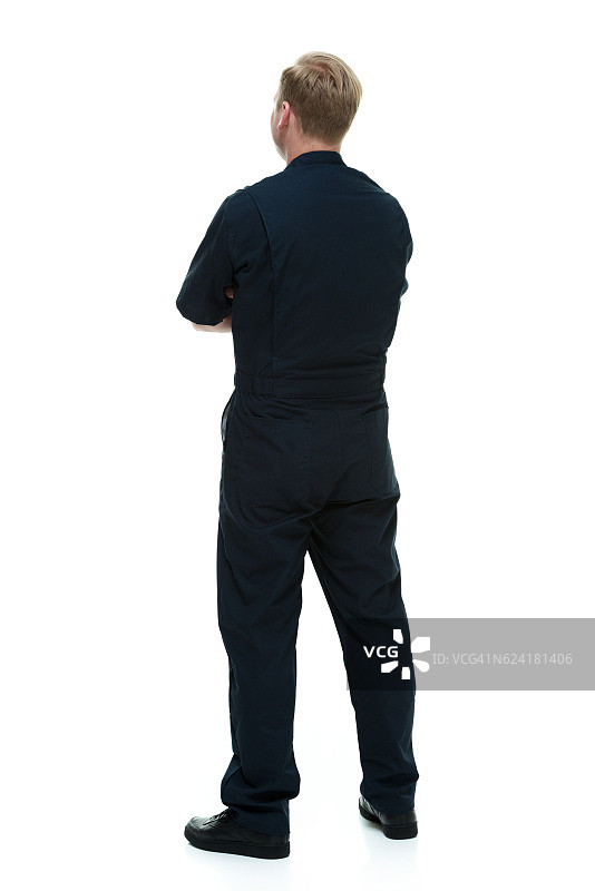 抱臂站立的机械师背影图片素材