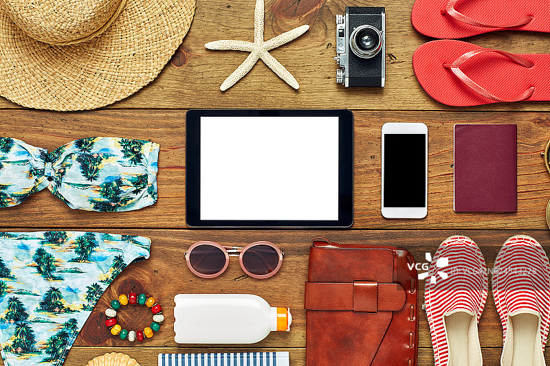 平板电脑与海滩旅行配件的2.5D摆拍图片素材