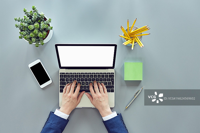 女商人使用笔记本电脑及办公用品图片素材