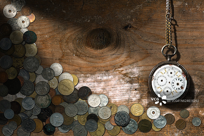 带有旧硬币的破损怀表图片素材