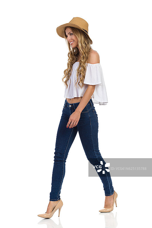 戴草帽的步行女人图片素材