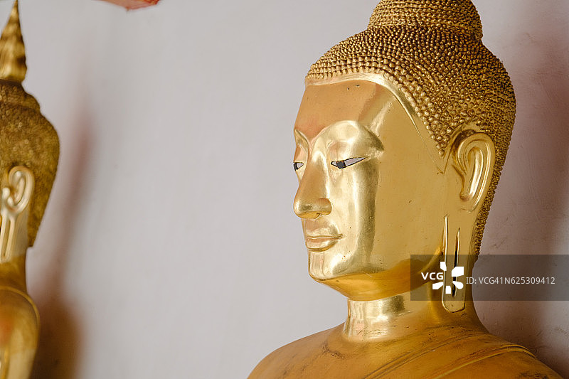 泰国卧佛寺的金色佛像面部图片素材