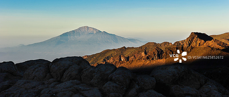 从乞力马扎罗山看梅鲁山，坦桑尼亚图片素材