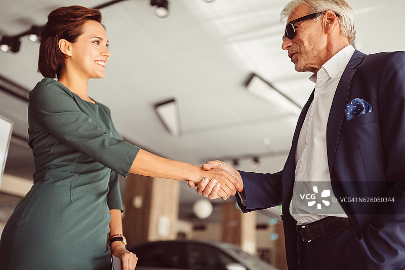 商人购买新车图片素材