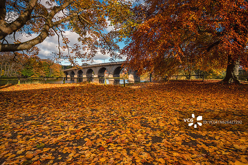 秋叶与海克瑟姆大桥图片素材