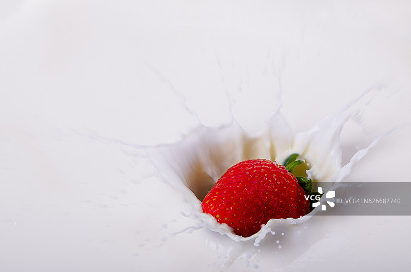 草莓掉入牛奶中图片素材