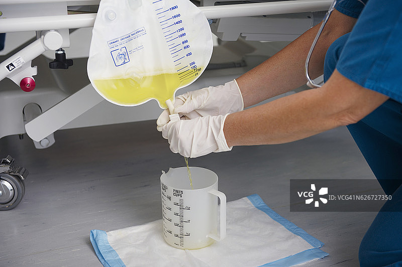 护士倾倒导尿管袋图片素材