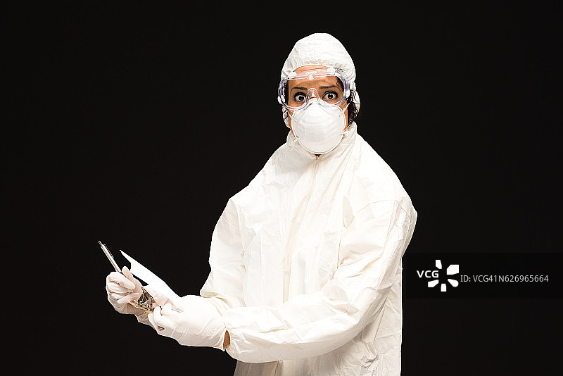 女医生使用写字板工作图片素材