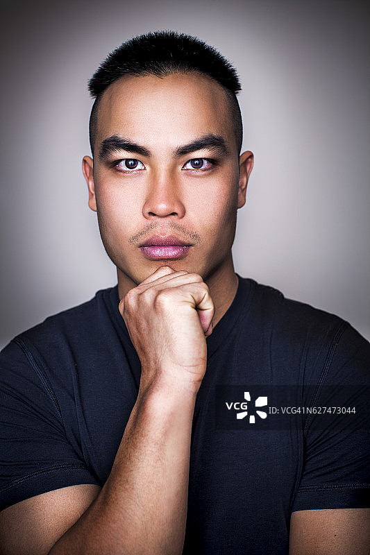 表情严肃的亚洲男人图片素材