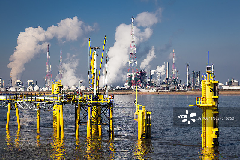 安特卫普港口的炼油厂图片素材