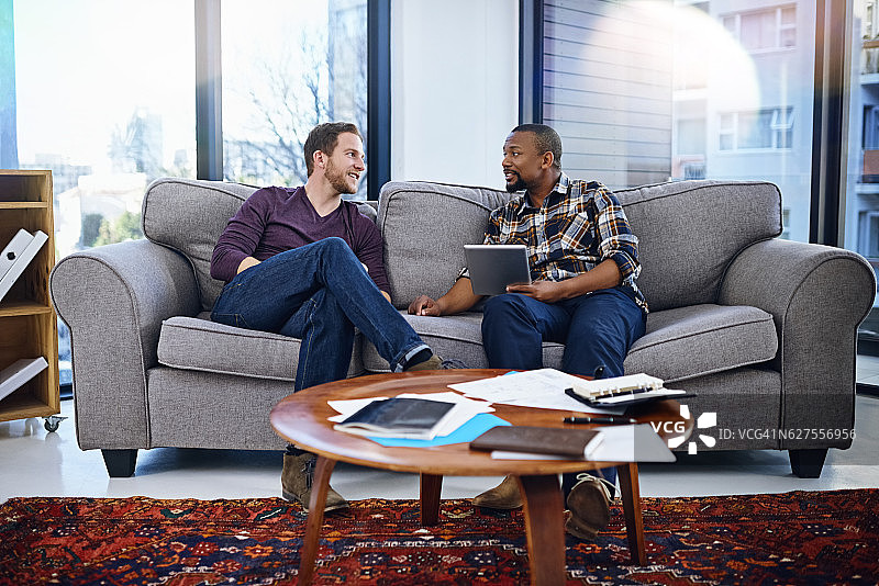 讨论如何签署更多合同的计划图片素材