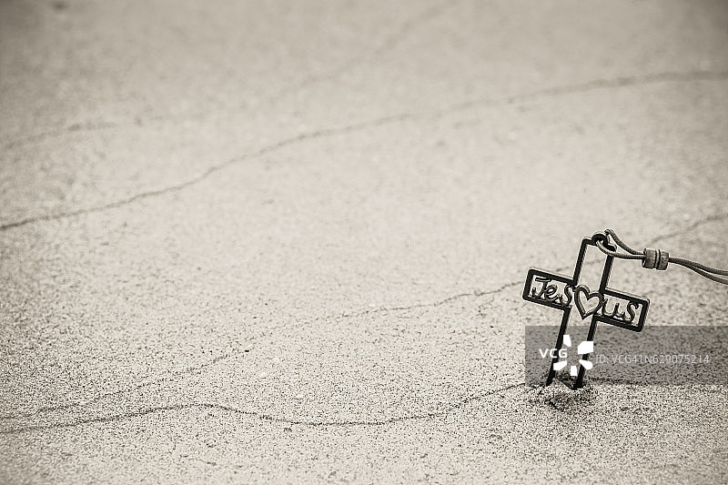海滩上的十字架图片素材