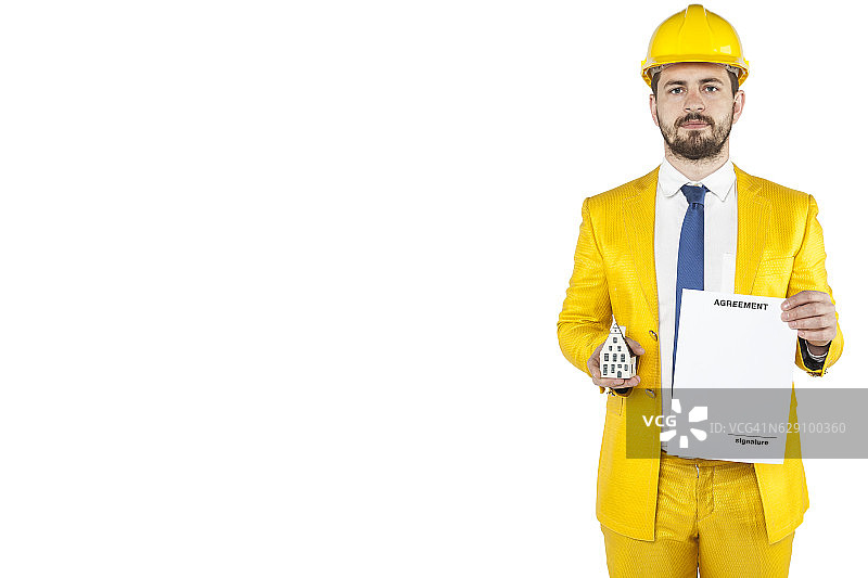 男商人展示微型房屋以供购买图片素材