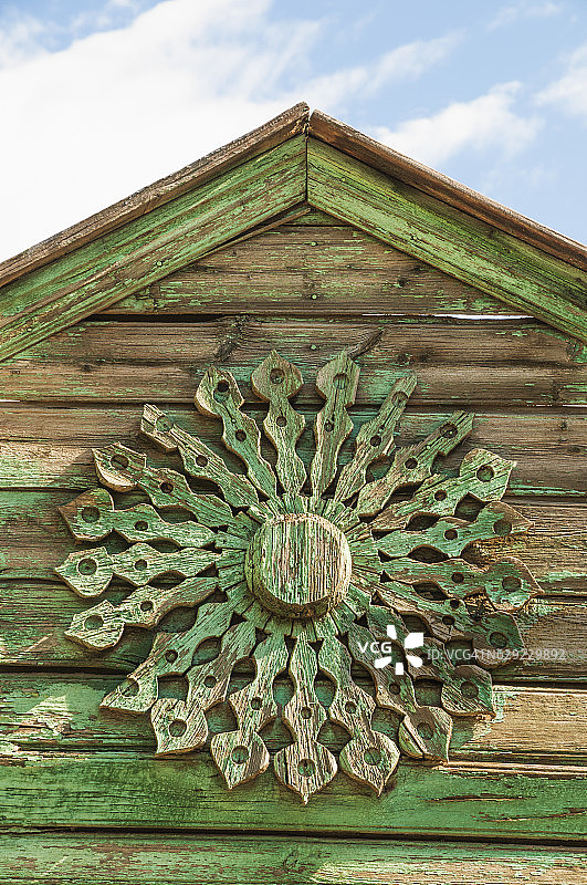 俄罗斯老式木屋门楣上的装饰玫瑰花饰图片素材