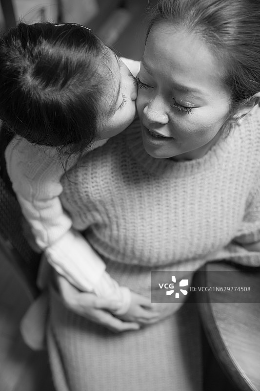 日本孕妇和女儿图片素材