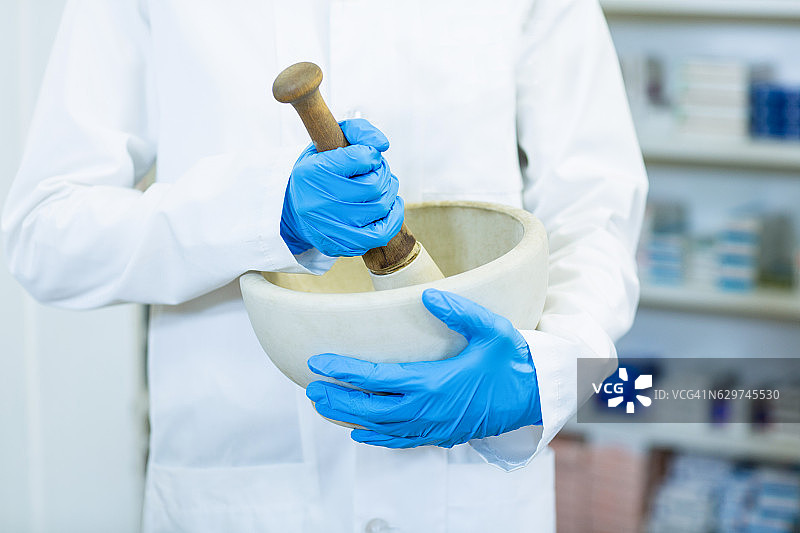 药剂师研磨草药图片素材