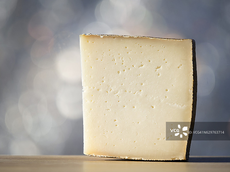 半熟奶酪混合物切片特写，阳光照耀图片素材