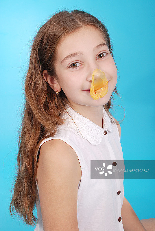 小女孩在嚼口香糖图片素材
