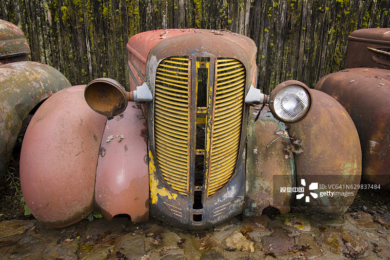 老旧车辆锈迹斑斑的引擎盖图片素材