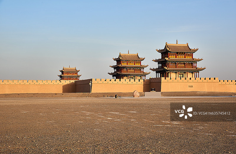 中国长城西端，守卫着戈壁沙漠中的中国边境图片素材
