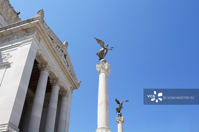 带翅膀的女性雕像景观图片素材