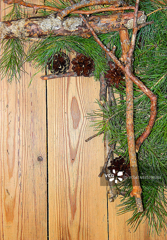圣诞节和新年装饰品在木制背景上的组合图片素材