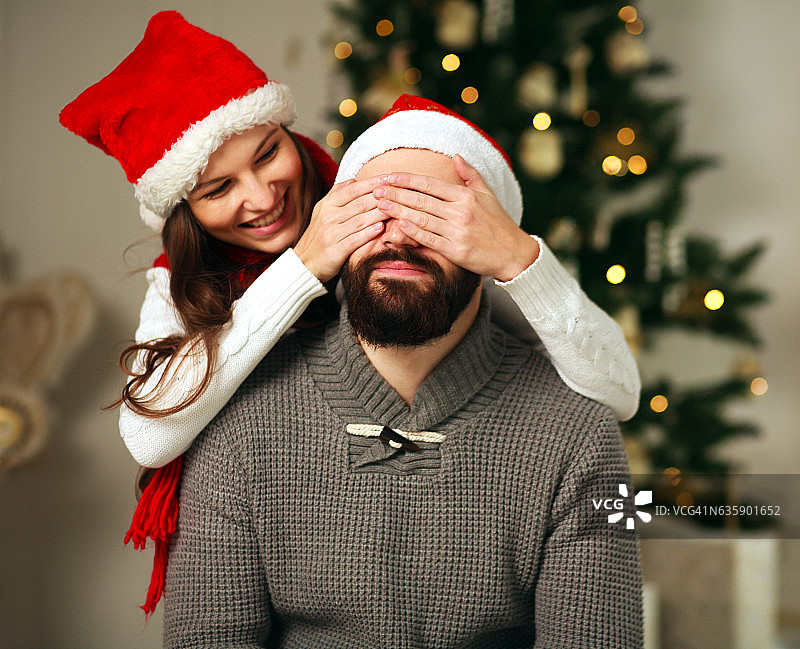 圣诞节女孩蒙住男友的眼睛，制造惊喜图片素材