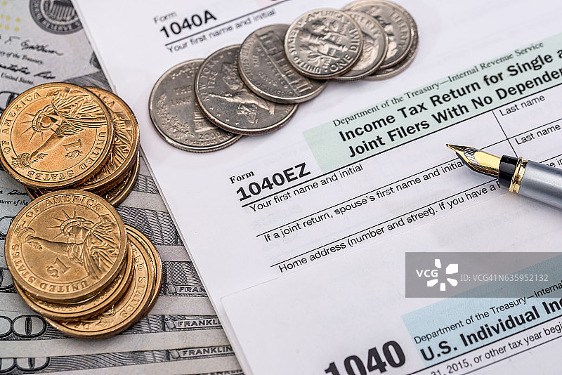 美元和硬币上的美国税单图片素材