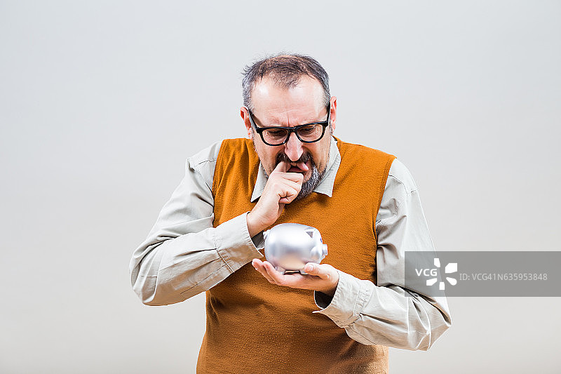 拿着空存钱罐的书呆子男人图片素材