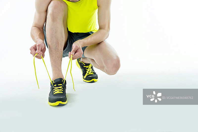 年轻人系好鞋带准备运动图片素材